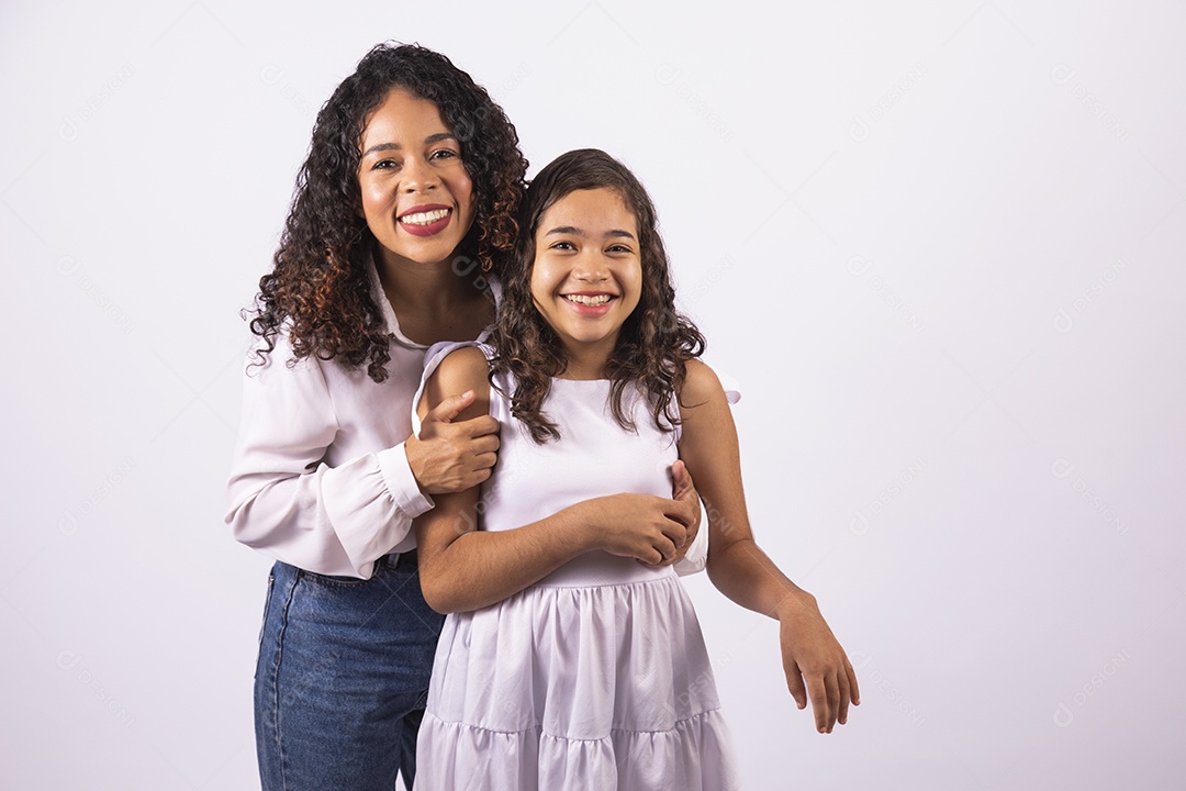 Linda mulher jovem mãe ao lado de sua filha sobre fundo isolado