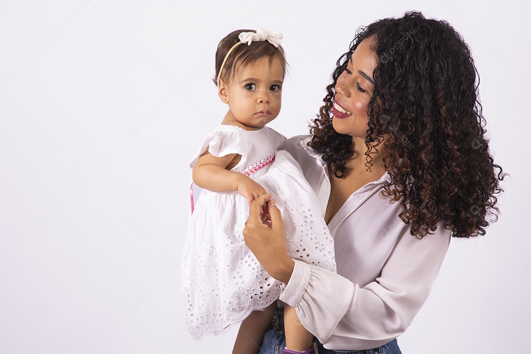 Linda mulher jovem mãe segurando sua filha sobre fundo isolado