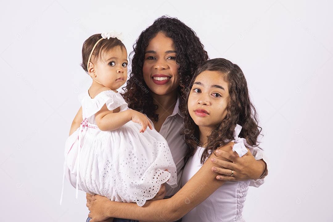 Linda mulher jovem mãe ao lado de sua filhas sobre fundo isolado