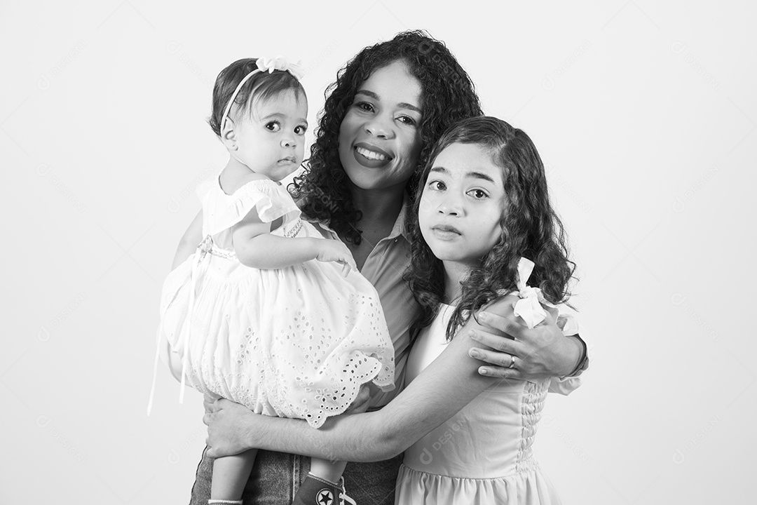 Linda mulher jovem mãe ao lado de suas filhas sobre fundo isolado