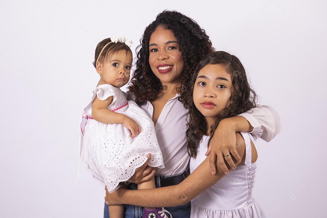 Linda mulher jovem mãe ao lado de suas filhas sobre fundo isolado
