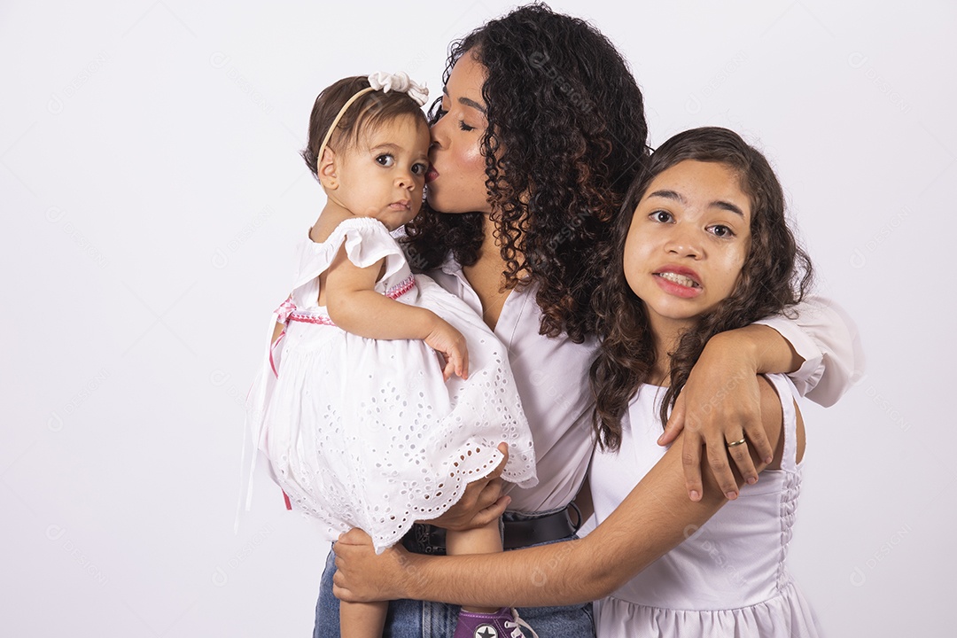 Linda mulher jovem mãe ao lado de suas filhas sobre fundo isolado