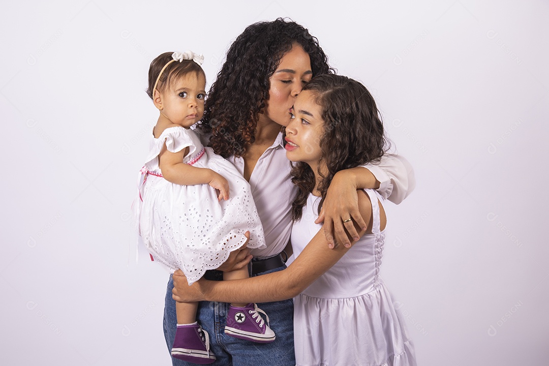 Linda mulher jovem mãe ao lado de suas filhas sobre fundo isolado