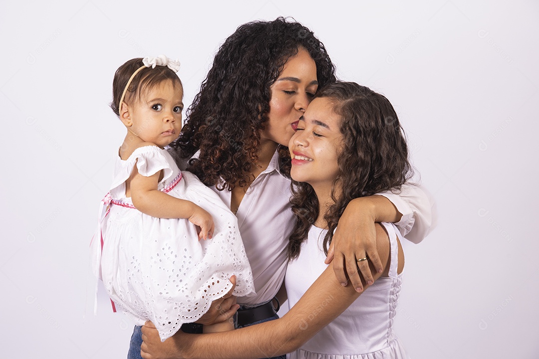 Linda mulher jovem mãe ao lado de suas filhas sobre fundo isolado