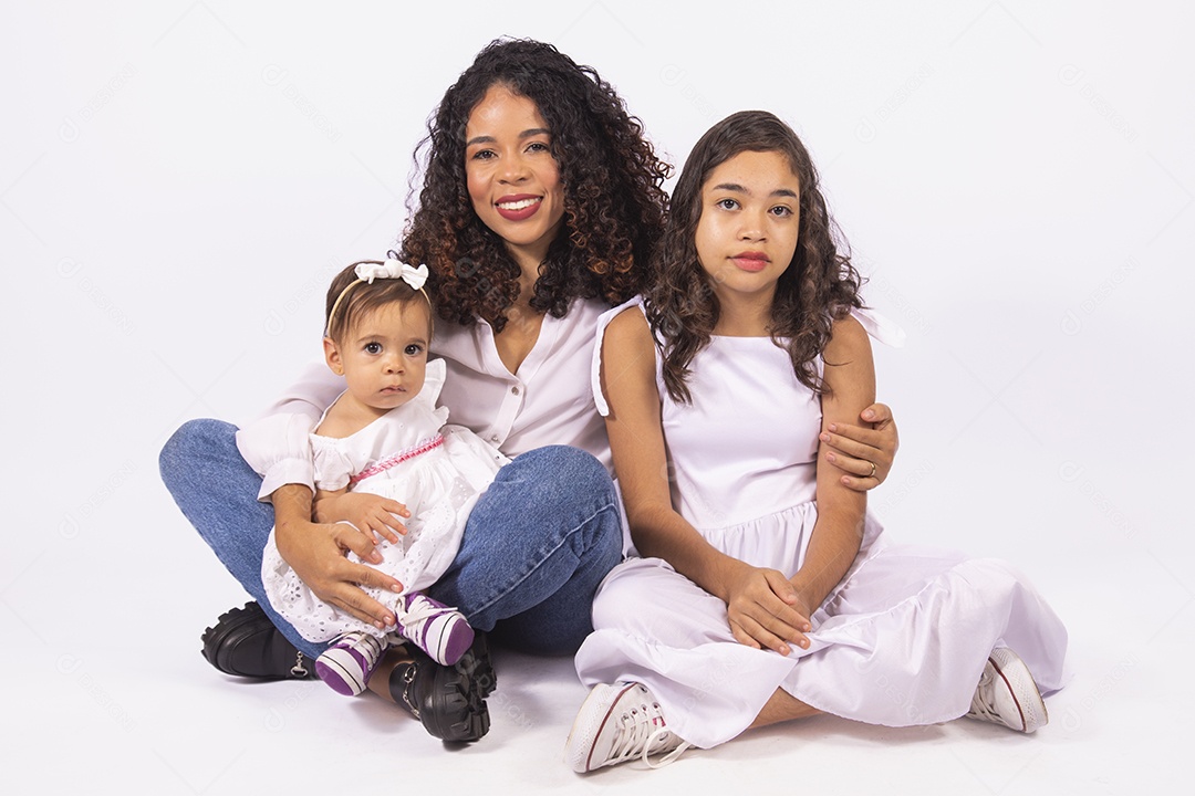 Linda mulher jovem mãe ao lado de suas filhas sobre fundo isolado