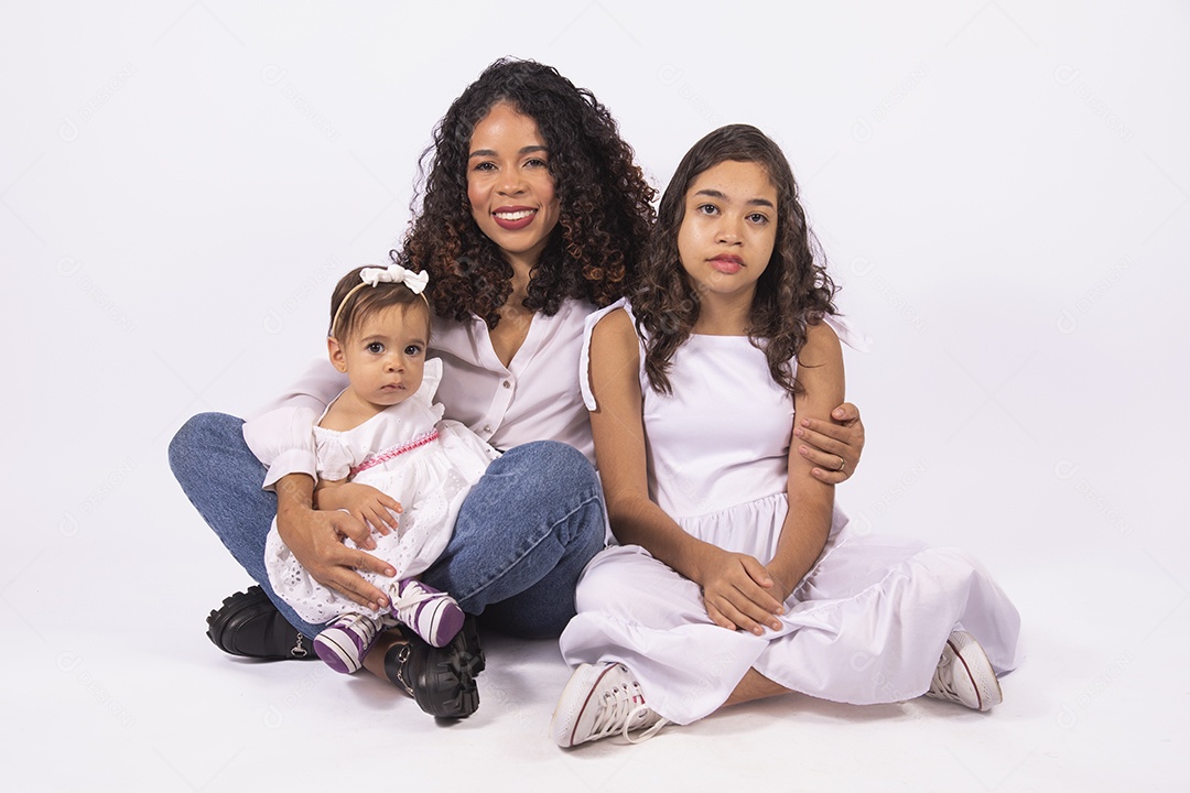 Linda mulher jovem mãe ao lado de suas filhas sobre fundo isolado