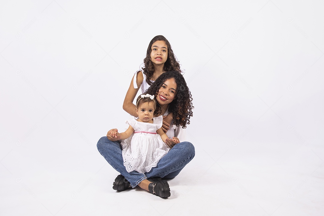 Linda mulher jovem mãe ao lado de suas filhas sobre fundo isolado