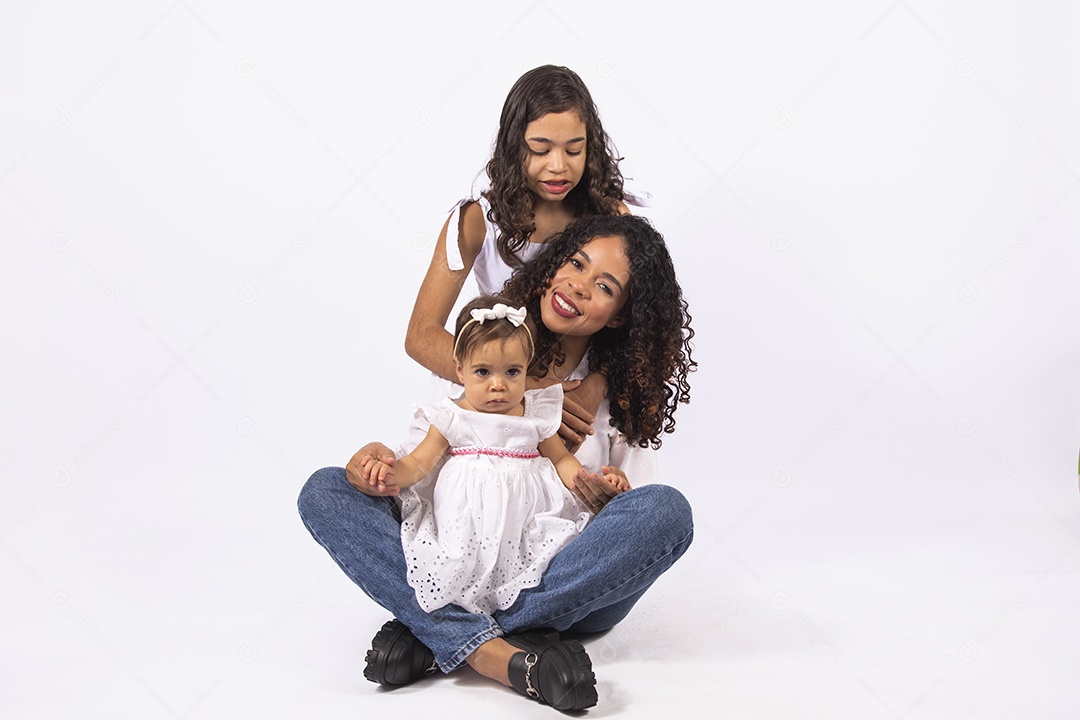 Linda mulher jovem mãe ao lado de suas filhas sobre fundo isolado