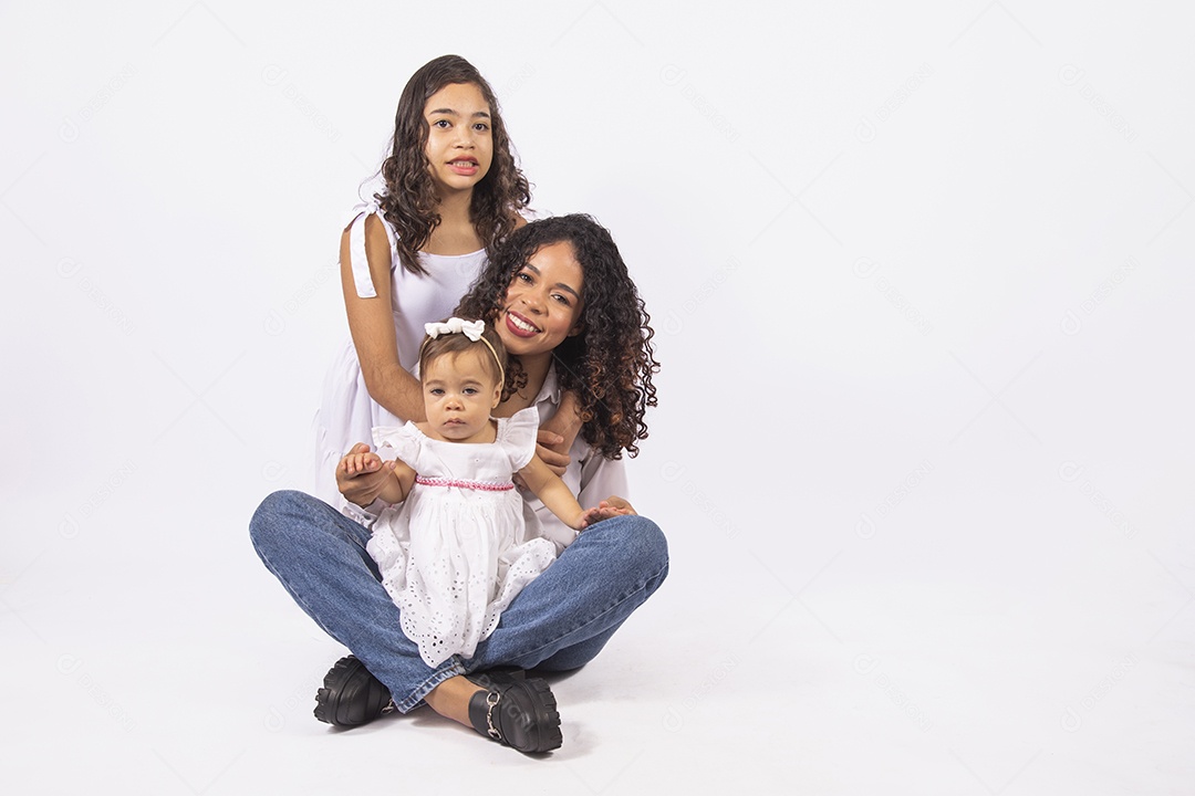 Linda mulher jovem mãe ao lado de suas filhas sobre fundo isolado