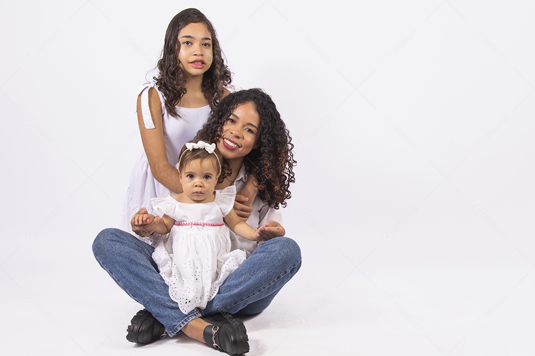 Linda mulher jovem mãe ao lado de suas filhas sobre fundo isolado