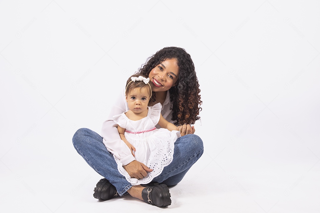 Linda mulher jovem mãe segurando sua filha sobre fundo isolado