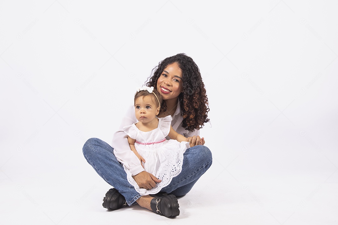 Linda mulher jovem mãe segurando sua filha sobre fundo isolado
