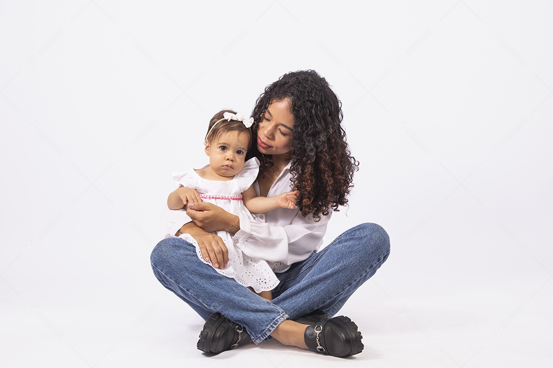 Linda mulher jovem mãe segurando sua filha sobre fundo isolado