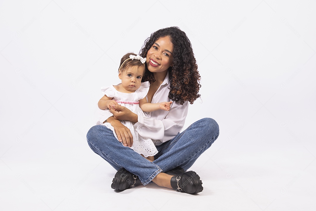 Linda mulher jovem mãe segurando sua filha sobre fundo isolado