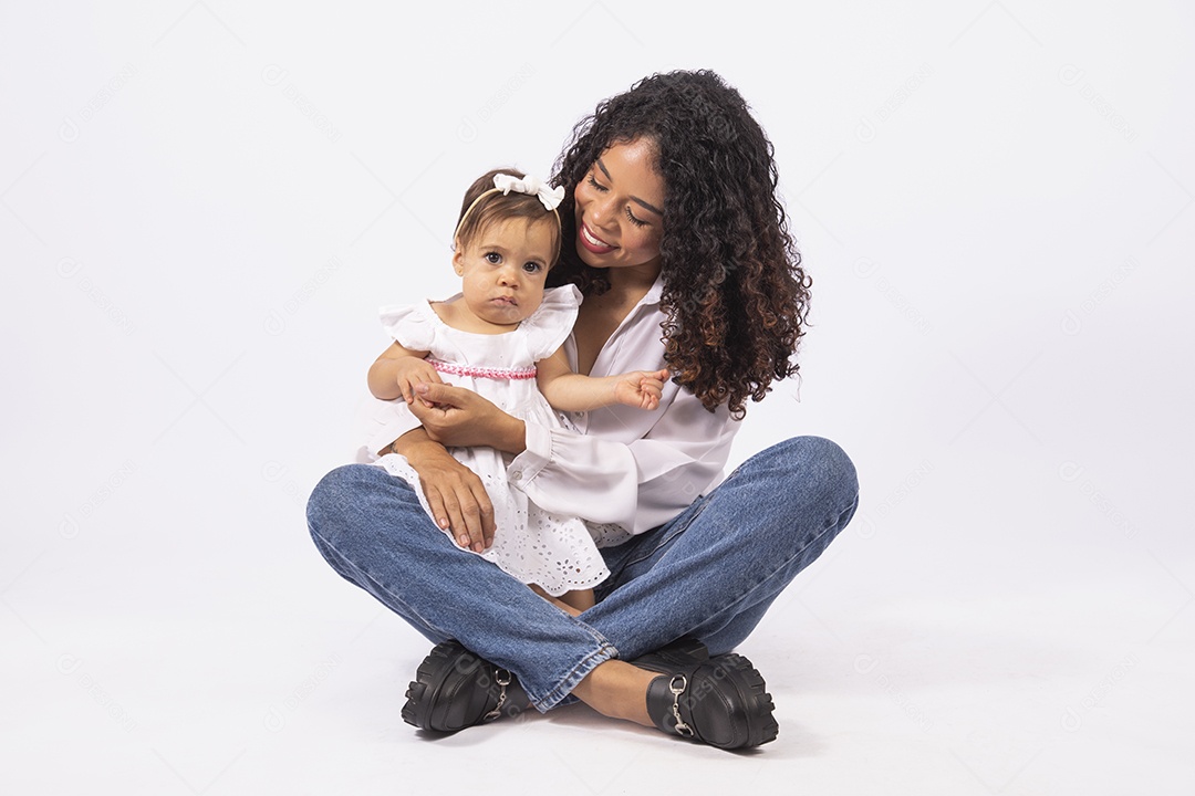 Linda mulher jovem mãe amamentando sua filha sobre fundo isolado