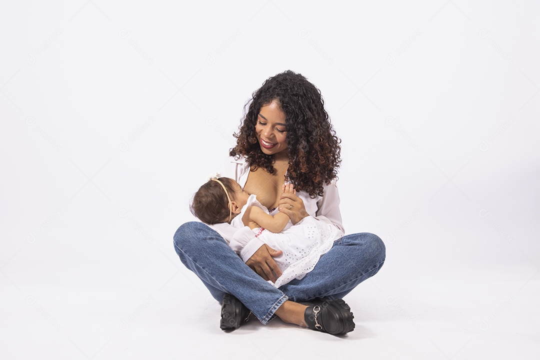 Linda mulher jovem mãe amamentando sua filha sobre fundo isolado