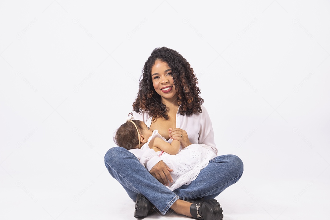 Linda mulher jovem mãe amamentando sua filha sobre fundo isolado