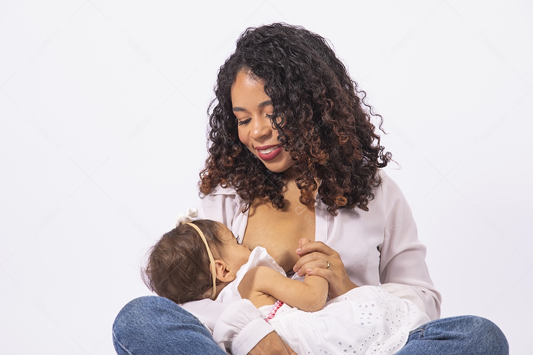 Linda mulher jovem mãe amamentando sua filha sobre fundo isolado