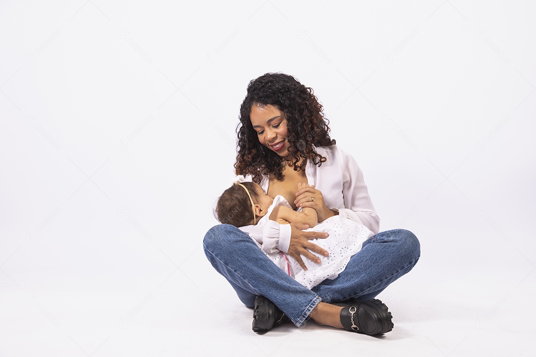 Linda mulher jovem mãe amamentando sua filha sobre fundo isolado