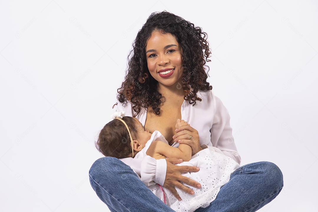 Linda mulher jovem mãe amamentando sua filha sobre fundo isolado