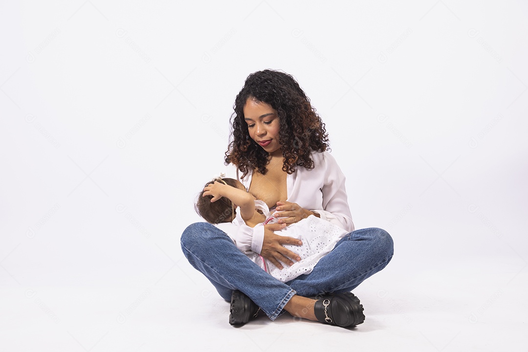 Linda mulher jovem mãe amamentando sua filha sobre fundo isolado