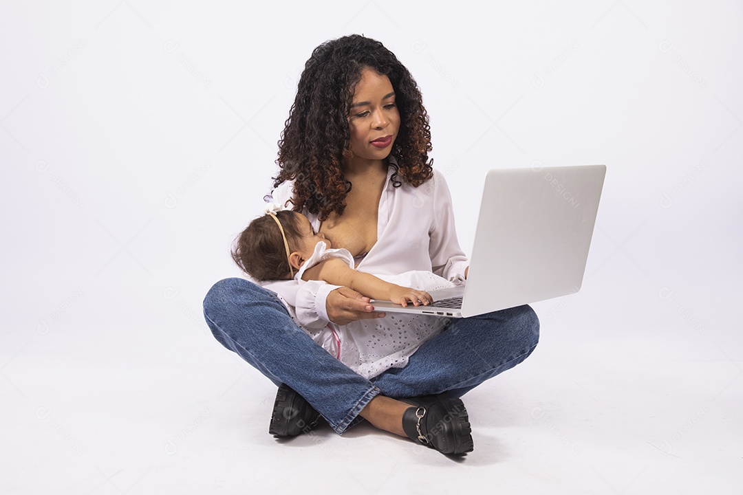 Linda mulher jovem mãe amamentando sua filha sobre fundo isolado