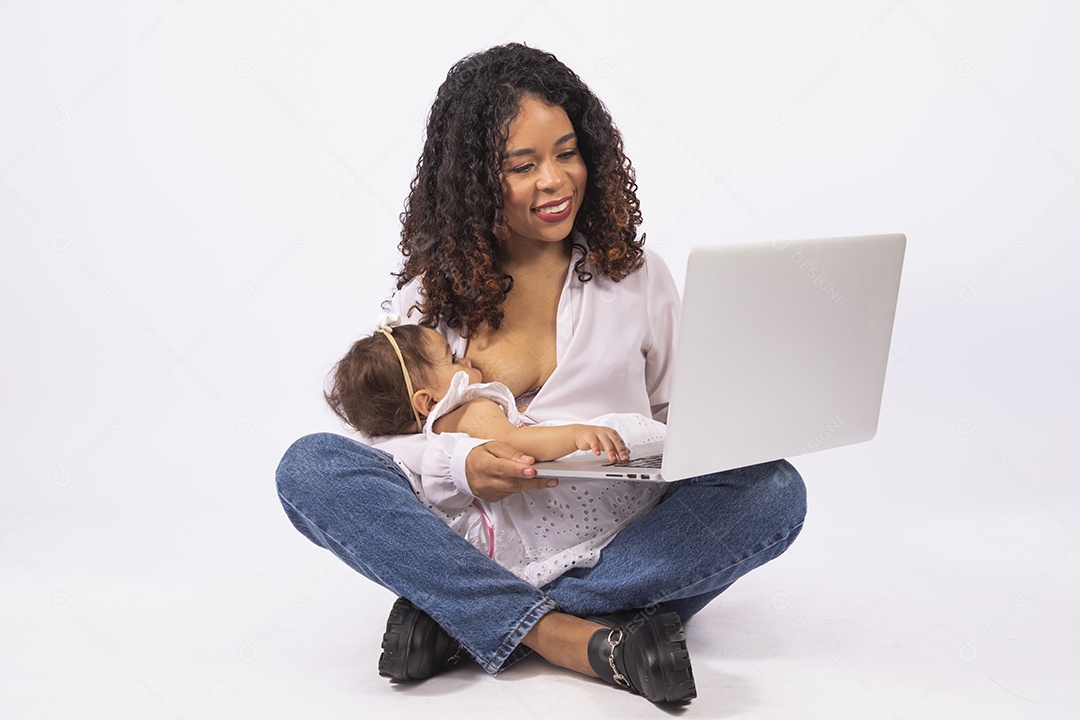 Linda mulher jovem mãe amamentando sua filha sobre fundo isolado
