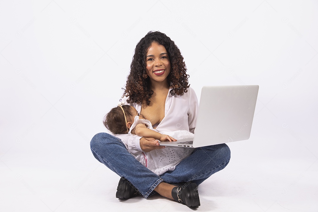 Linda mulher jovem mãe amamentando sua filha sobre fundo isolado