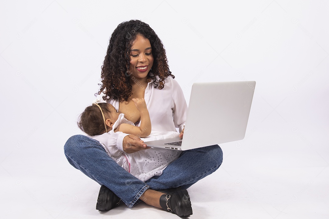 Linda mulher jovem mãe amamentando sua filha sobre fundo isolado