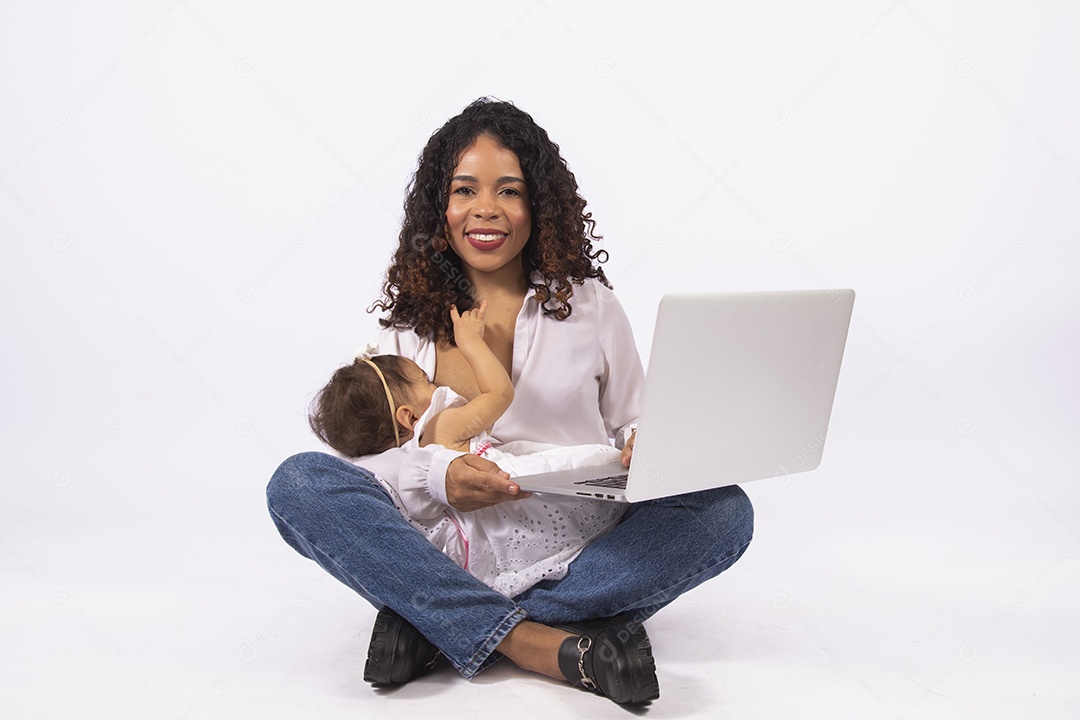 Linda mulher jovem mãe amamentando sua filha sobre fundo isolado