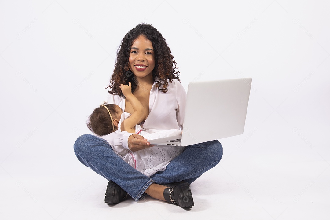 Linda mulher jovem mãe amamentando sua filha sobre fundo isolado