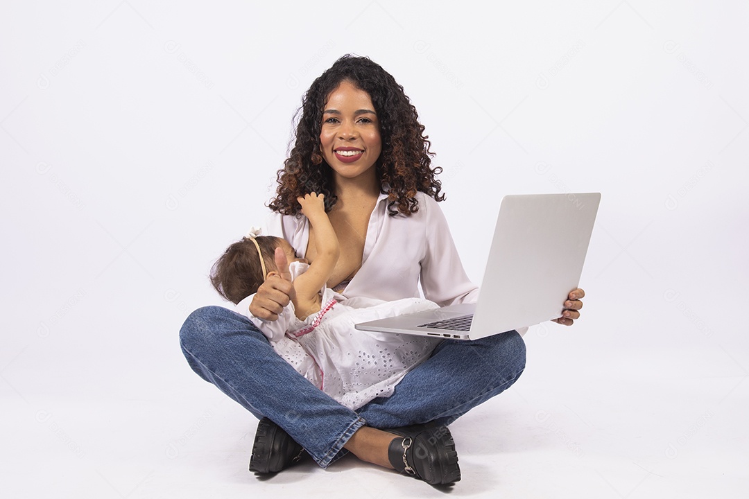Linda mulher jovem mãe amamentando sua filha sobre fundo isolado