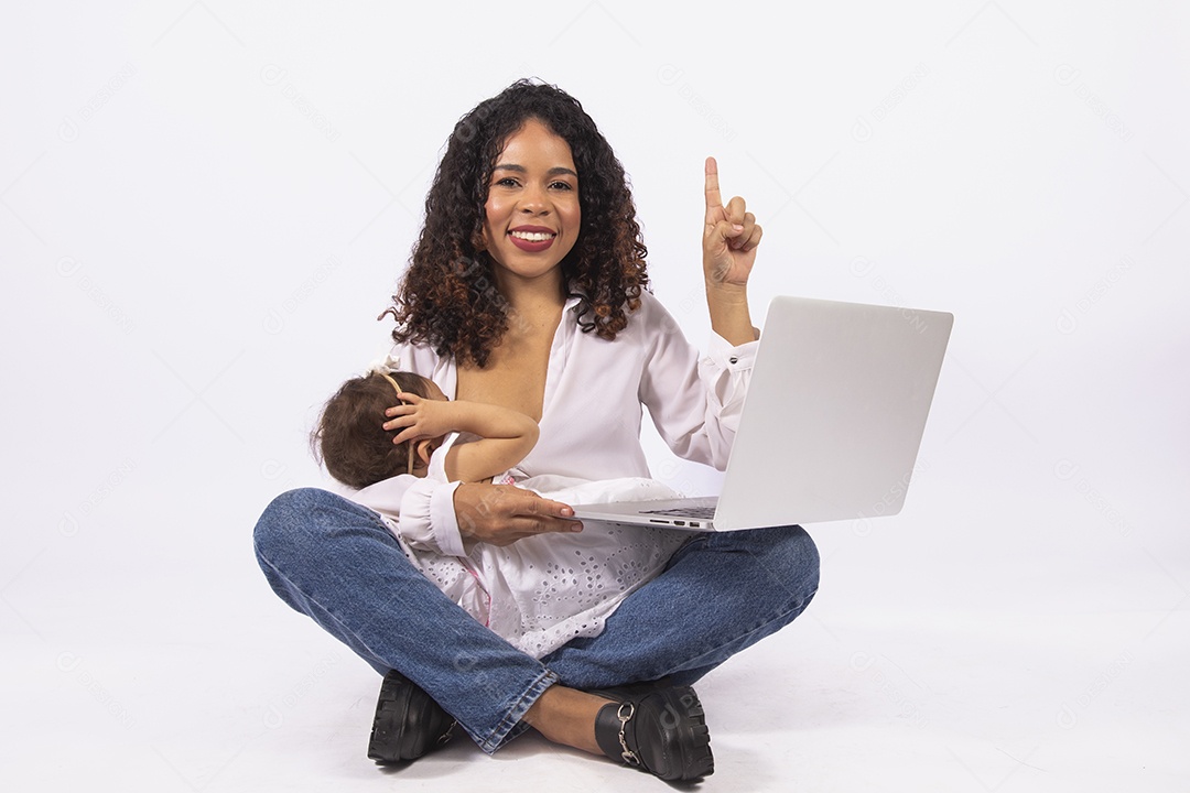 Linda mulher jovem mãe amamentando sua filha sobre fundo isolado