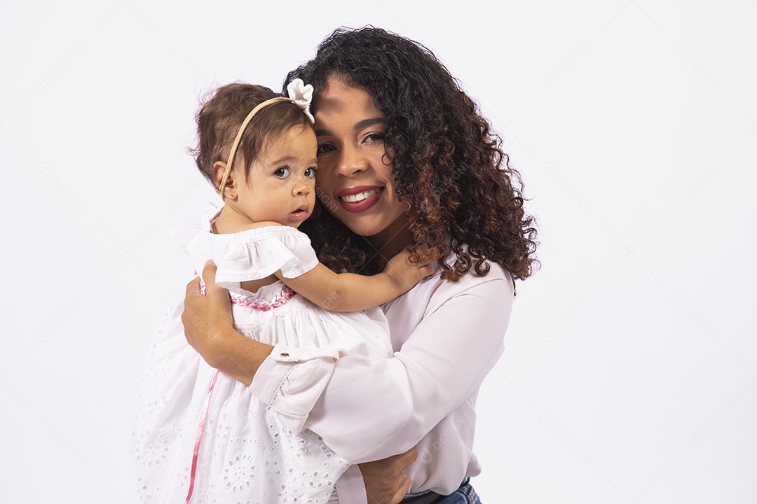 Linda mulher jovem mãe ao lado de sua filha sobre fundo isolado