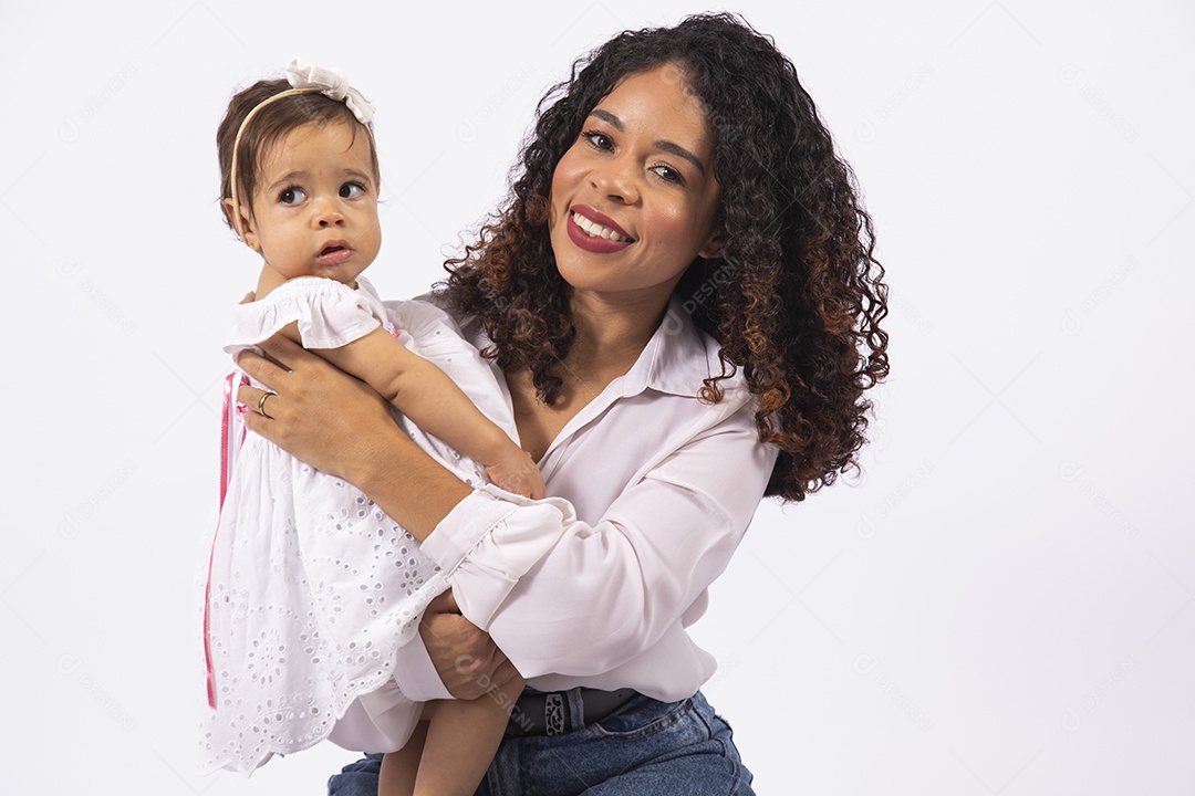 Linda mulher jovem mãe ao lado de sua filha sobre fundo isolado