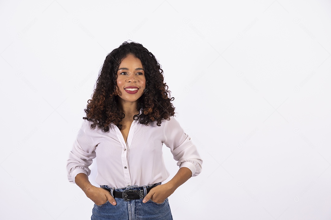 Linda mulher jovem cabelo cacheado sorridente sobre fundo isolado