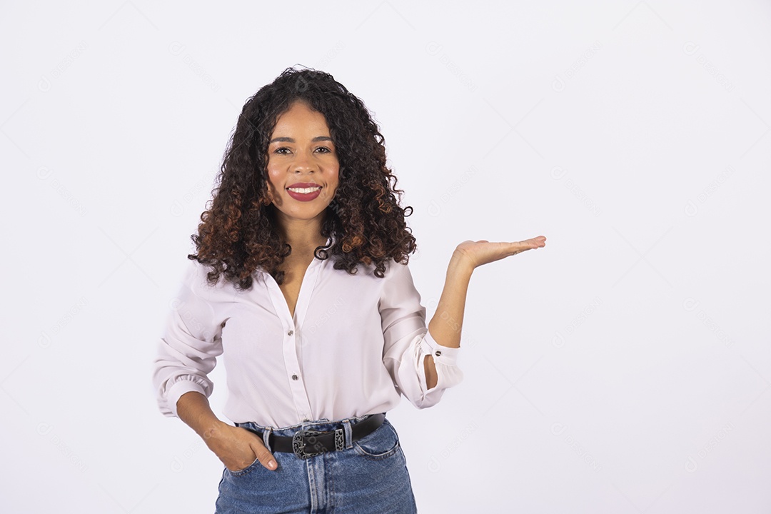 Linda mulher jovem cabelo cacheado sorridente sobre fundo isolado