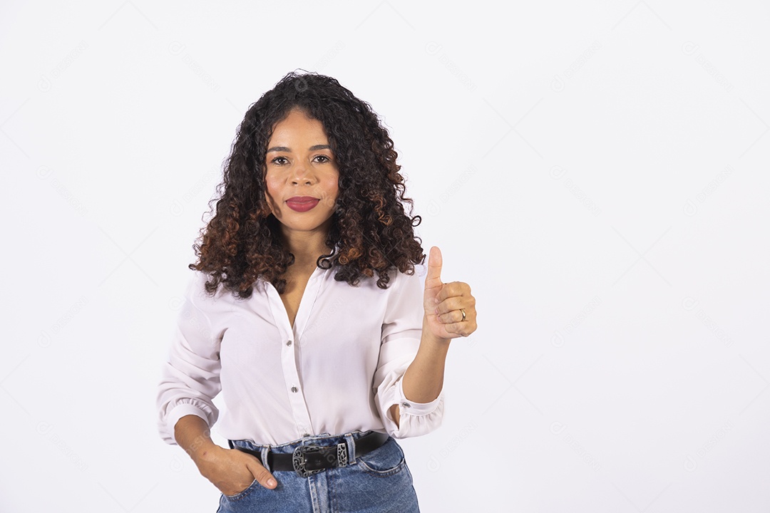 Linda mulher jovem cabelo cacheado sorridente sobre fundo isolado
