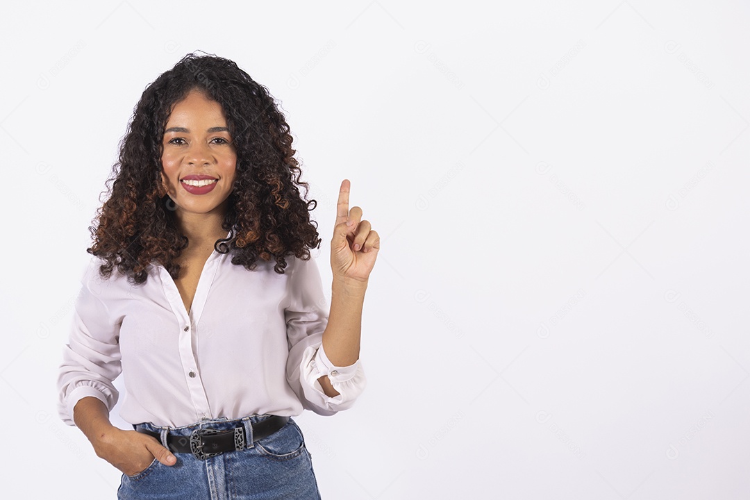 Linda mulher jovem cabelo cacheado sorridente sobre fundo isolado