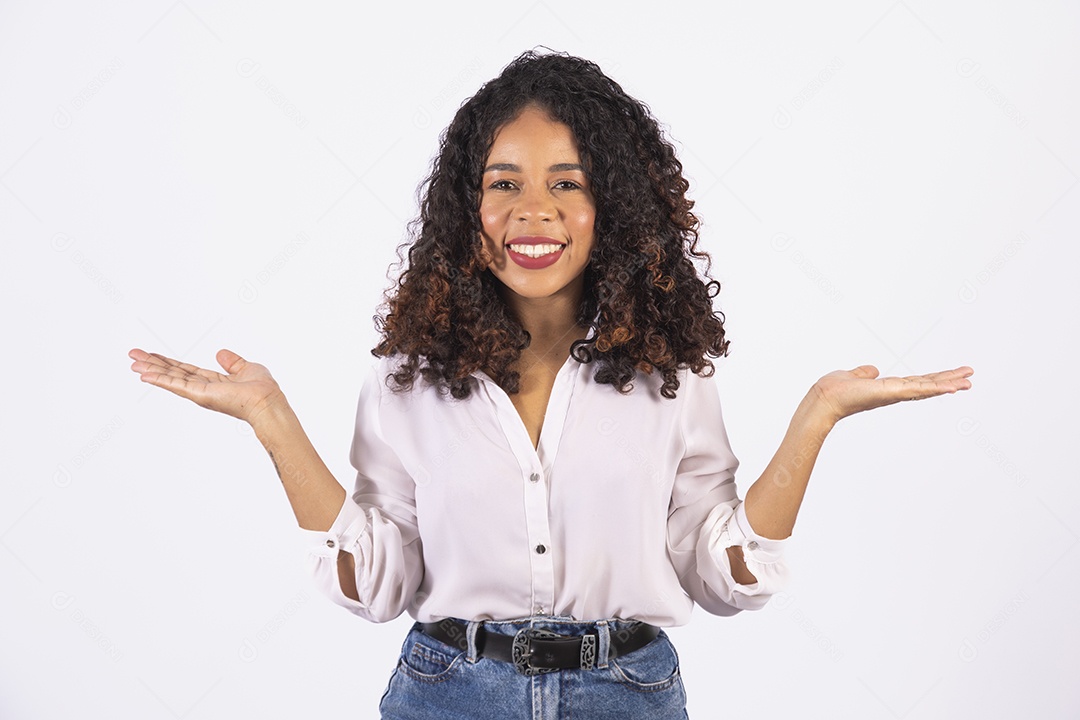 Linda mulher jovem cabelo cacheado sorridente sobre fundo isolado
