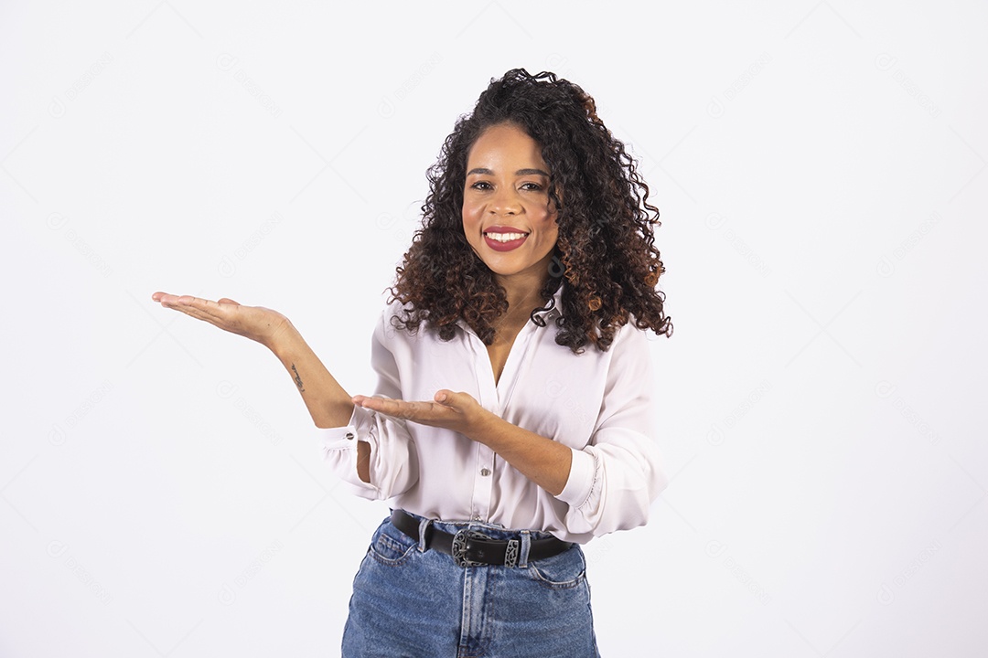 Linda mulher jovem cabelo cacheado sorridente sobre fundo isolado