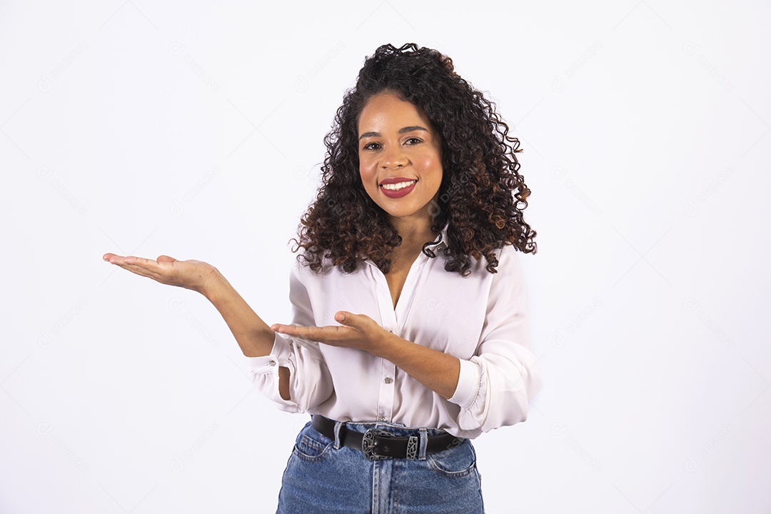Linda mulher jovem cabelo cacheado sorridente sobre fundo isolado