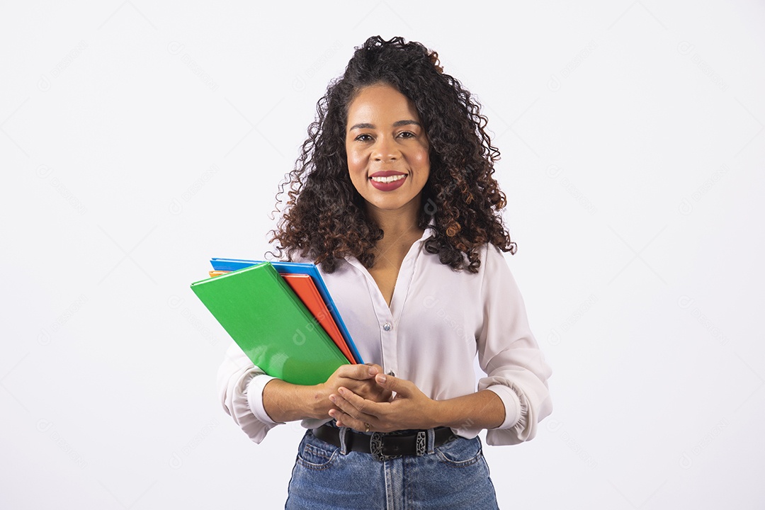 Linda mulher jovem cabelo cacheado segurando material escolar sobre fundo isolado