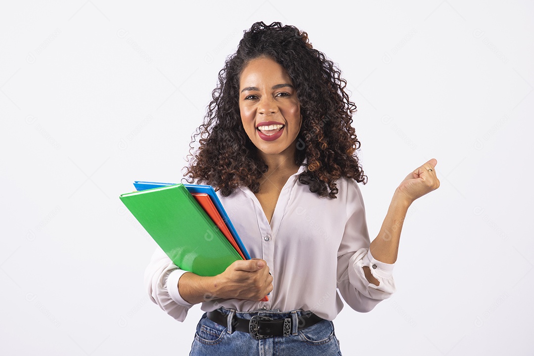 Linda mulher jovem cabelo cacheado segurando material escolar sobre fundo isolado