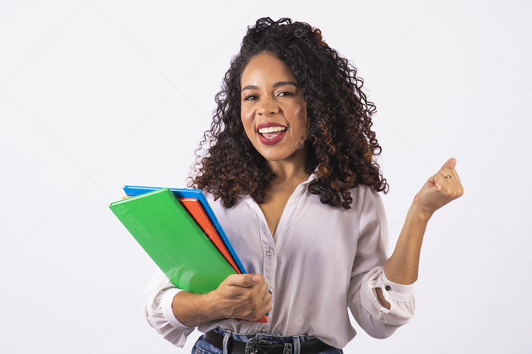 Linda mulher jovem cabelo cacheado segurando material escolar sobre fundo isolado