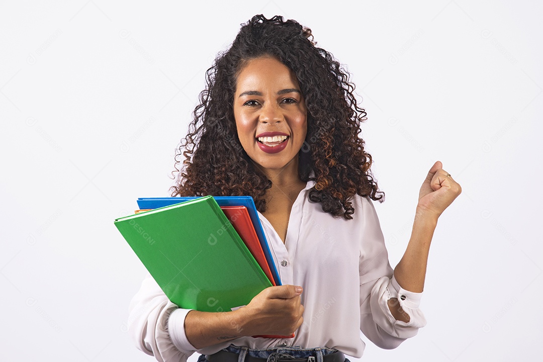 Linda mulher jovem cabelo cacheado segurando material escolar sobre fundo isolado