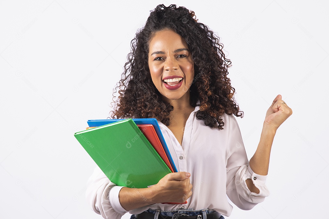 Linda mulher jovem cabelo cacheado segurando material escolar sobre fundo isolado