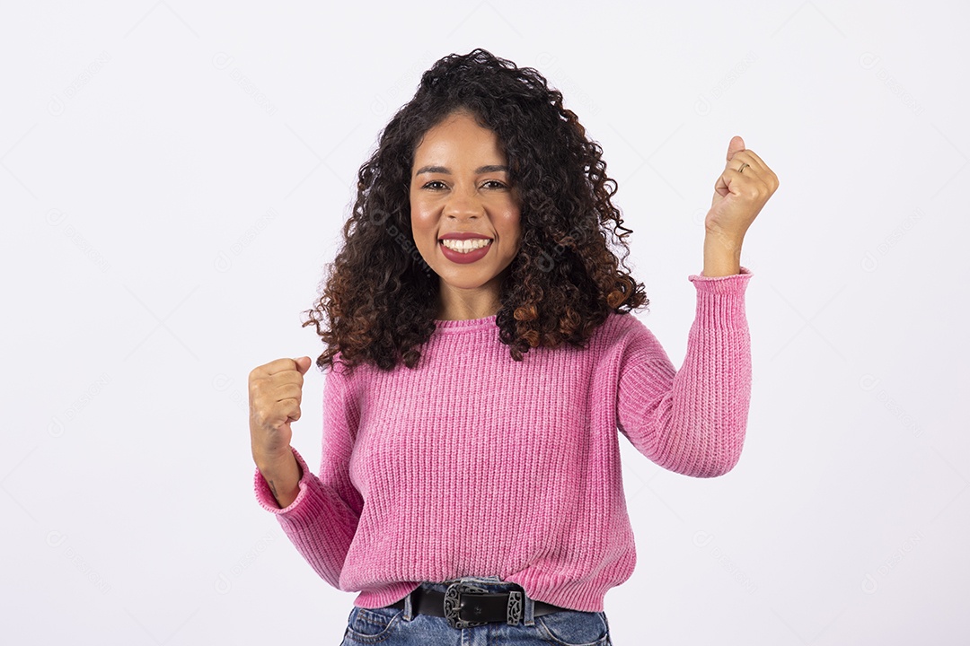 Linda mulher jovem cabelo cacheado sorridente sobre fundo isolado