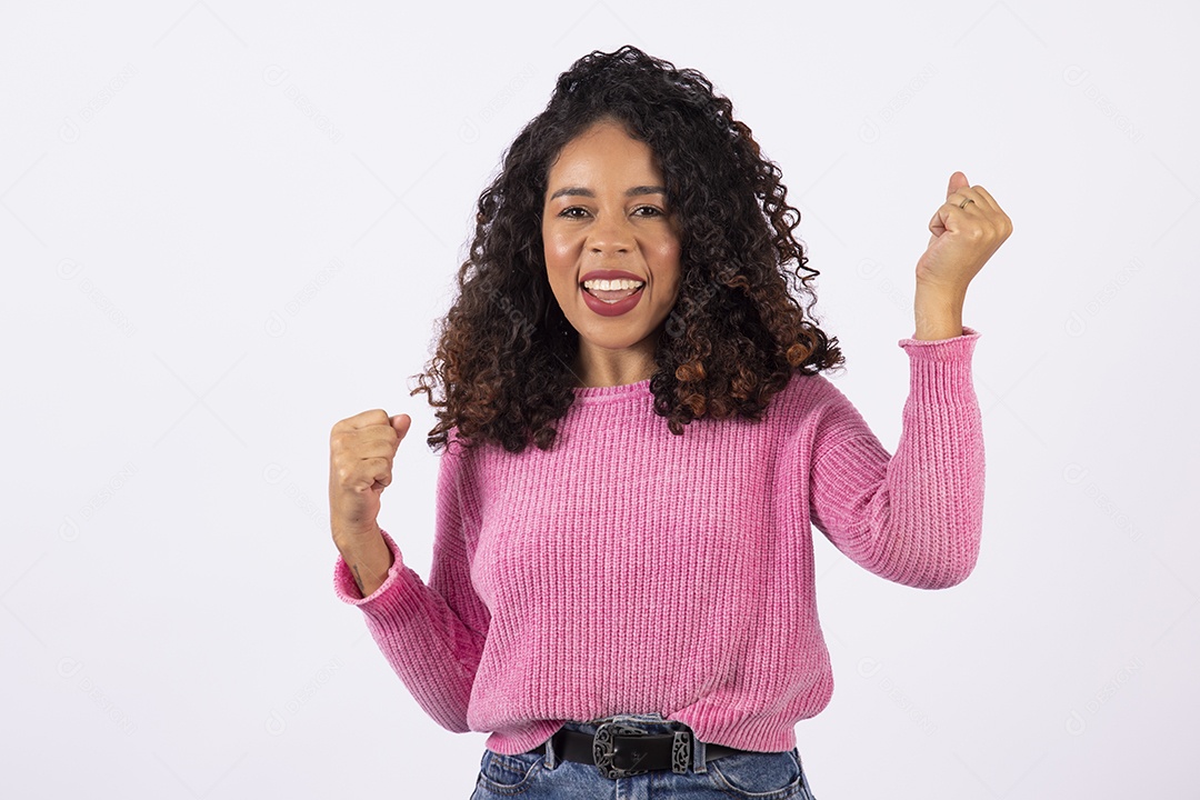 Linda mulher jovem cabelo cacheado sorridente sobre fundo isolado