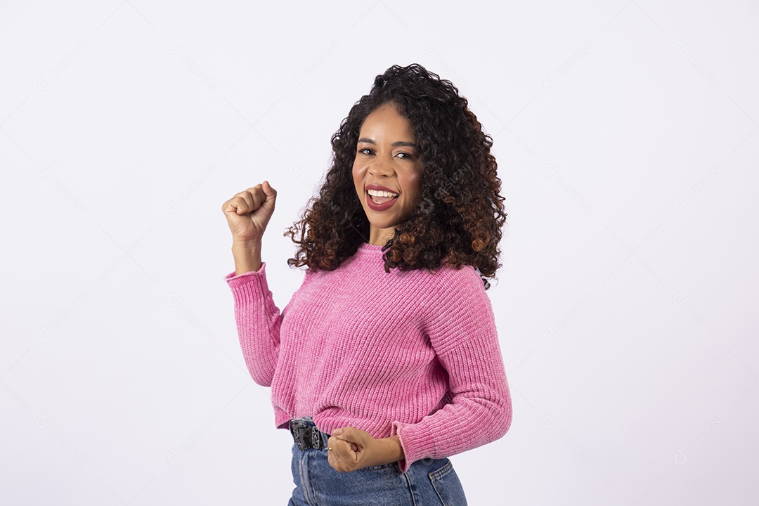Linda mulher jovem cabelo cacheado sorridente sobre fundo isolado